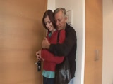 Apához látogatóba jön lánya